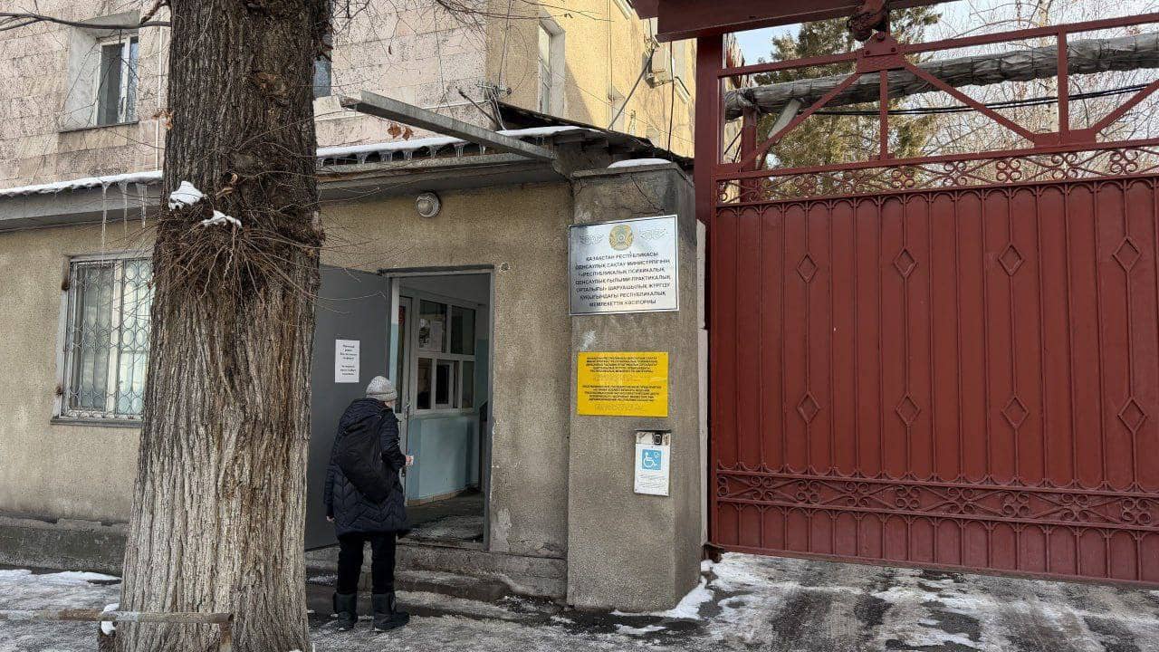 «Қолымды қайырып, „хайуан“ деді»: Психикалық орталықтағы сұмдық жайлы пациент