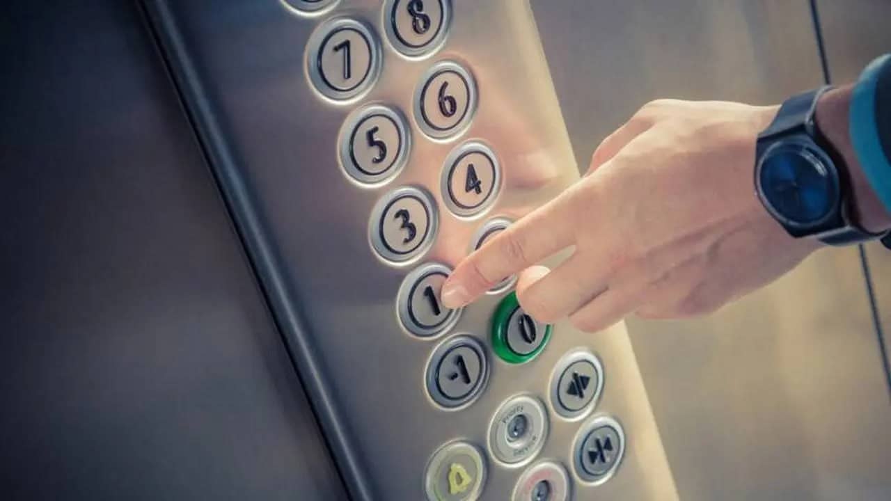 Шымкенттегі жаңа үй: Лифт 12-қабаттан құлап, әйелдің омыртқасы зақымданды