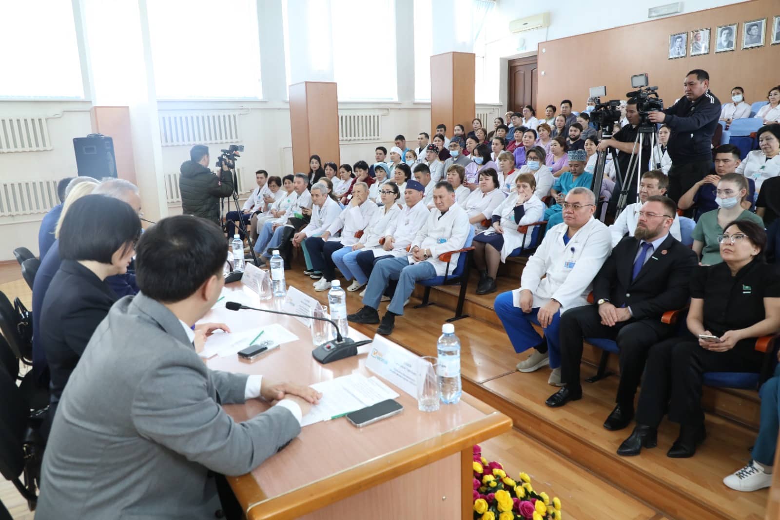 Отбасы институтын дамыту және білім беру саласын қолдау: Алматыда сенаторлар жаңа Конституция туралы айтып берді