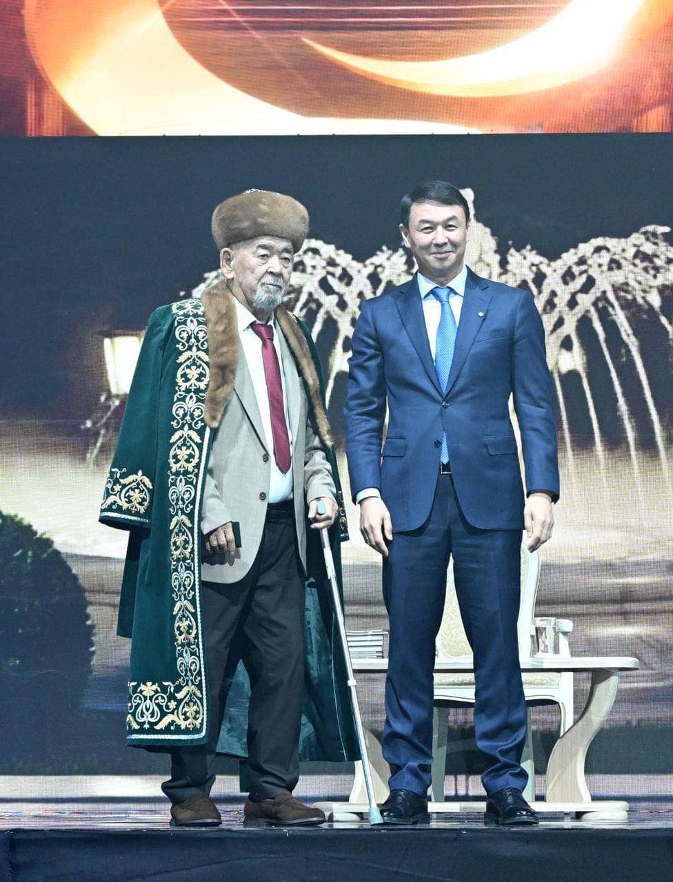 Тоқаевтың Жарлығы: Жүрсін Ерманға «Халық жазушысы» құрметті атағы берілді