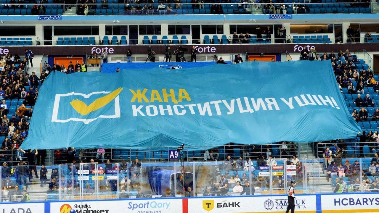 "Барыс" ойынында саяси акция: трибунаға 12 метрлік ту жайылды