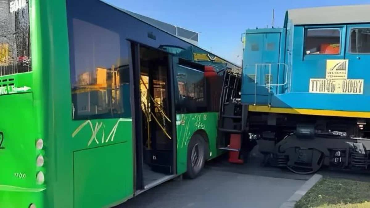 Жолаушылар жаппай ауруханаға түсті: Алматы облысында автобус пойызбен соқтығысты