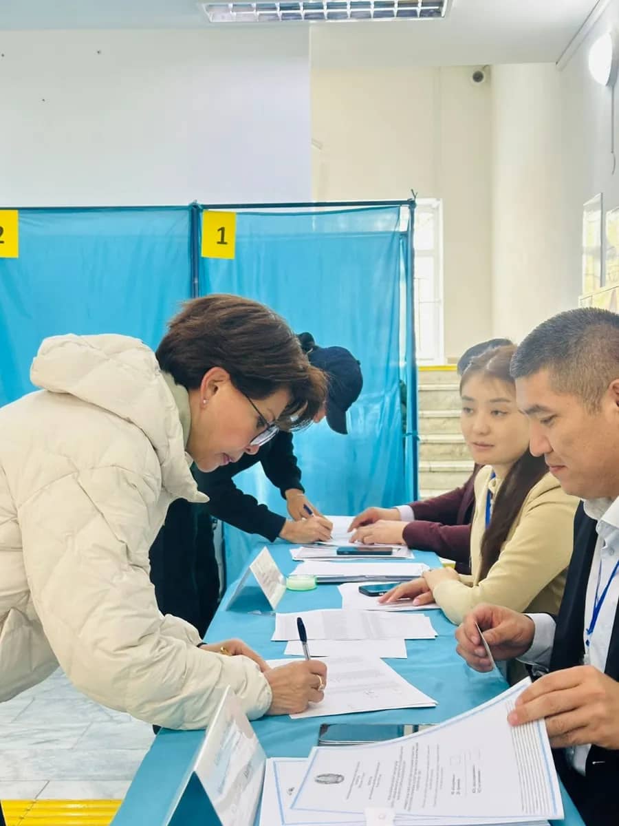 Алматыда Роза Рымбаева бастаған өнер адамдары референдумда таңдауын жасады
