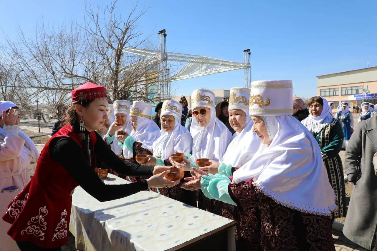 Жалағашта Көрісу күні: тұрғындар төс қағысып, үлкендерден бата алды