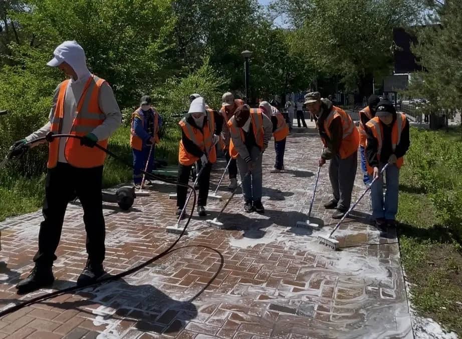 Алматының сегіз ауданында жаяу жүргіншілер аймақтарын ауқымды тазалау жүргізілуде