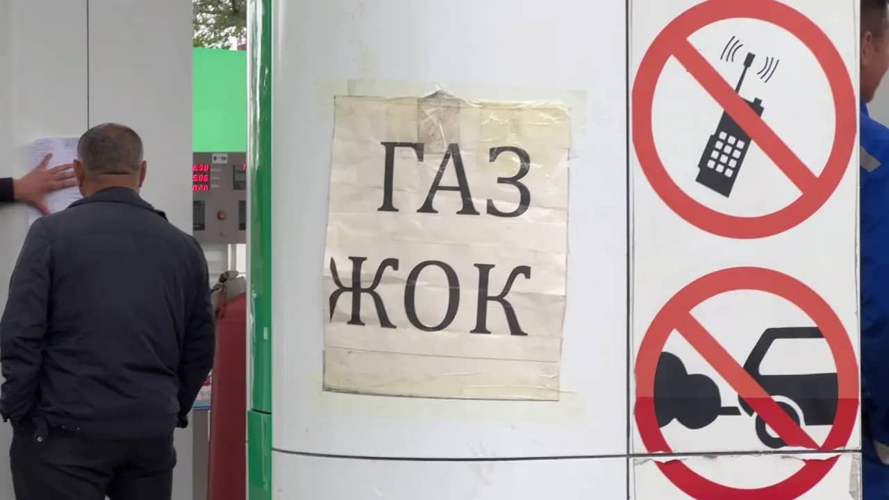 "4,5 сағат кезекте тұрмын": Шымкентте газ тапшылығы жүргізушілерді әбден қажытты