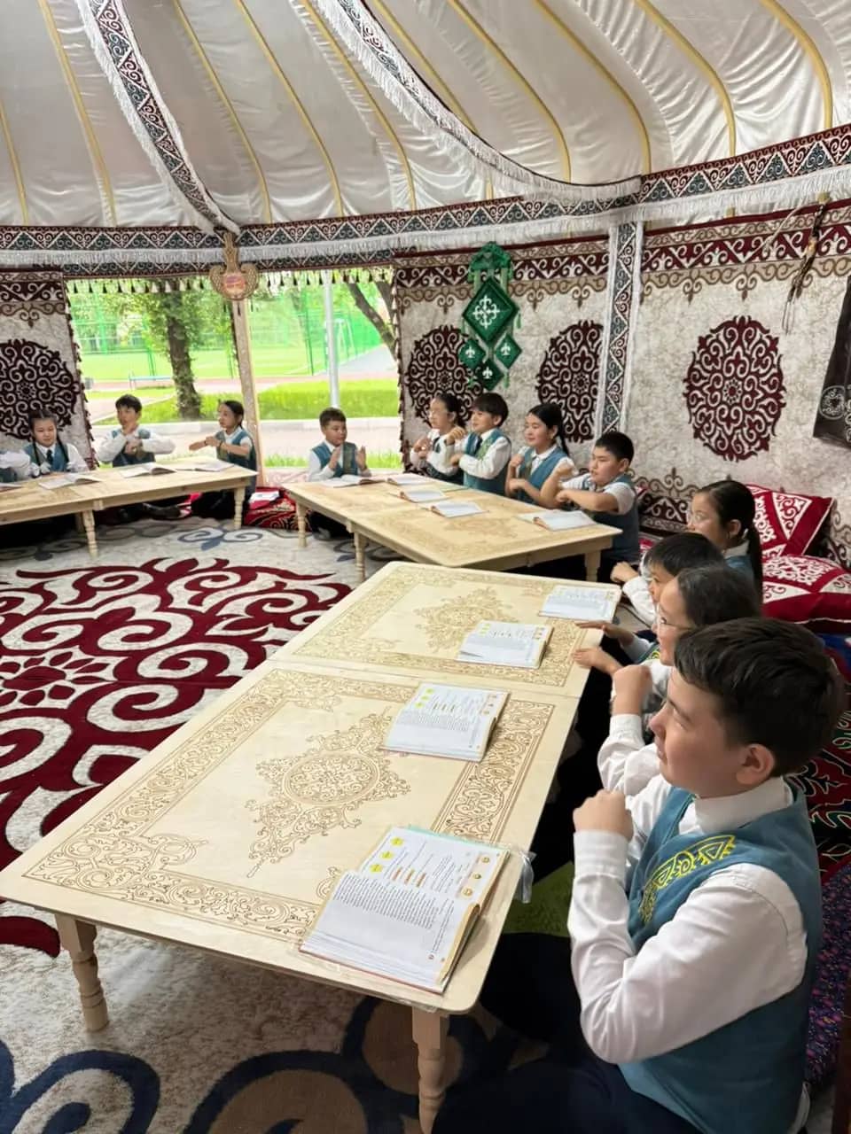 Алматы мектебінде киіз үй ішінде сабақ өтеді: бұл білім берудегі жаңа әдіс