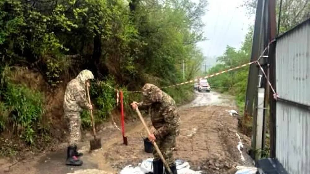 Алматыдағы апат: қалада топырақ жылжып, үйді зақымдады (видео)