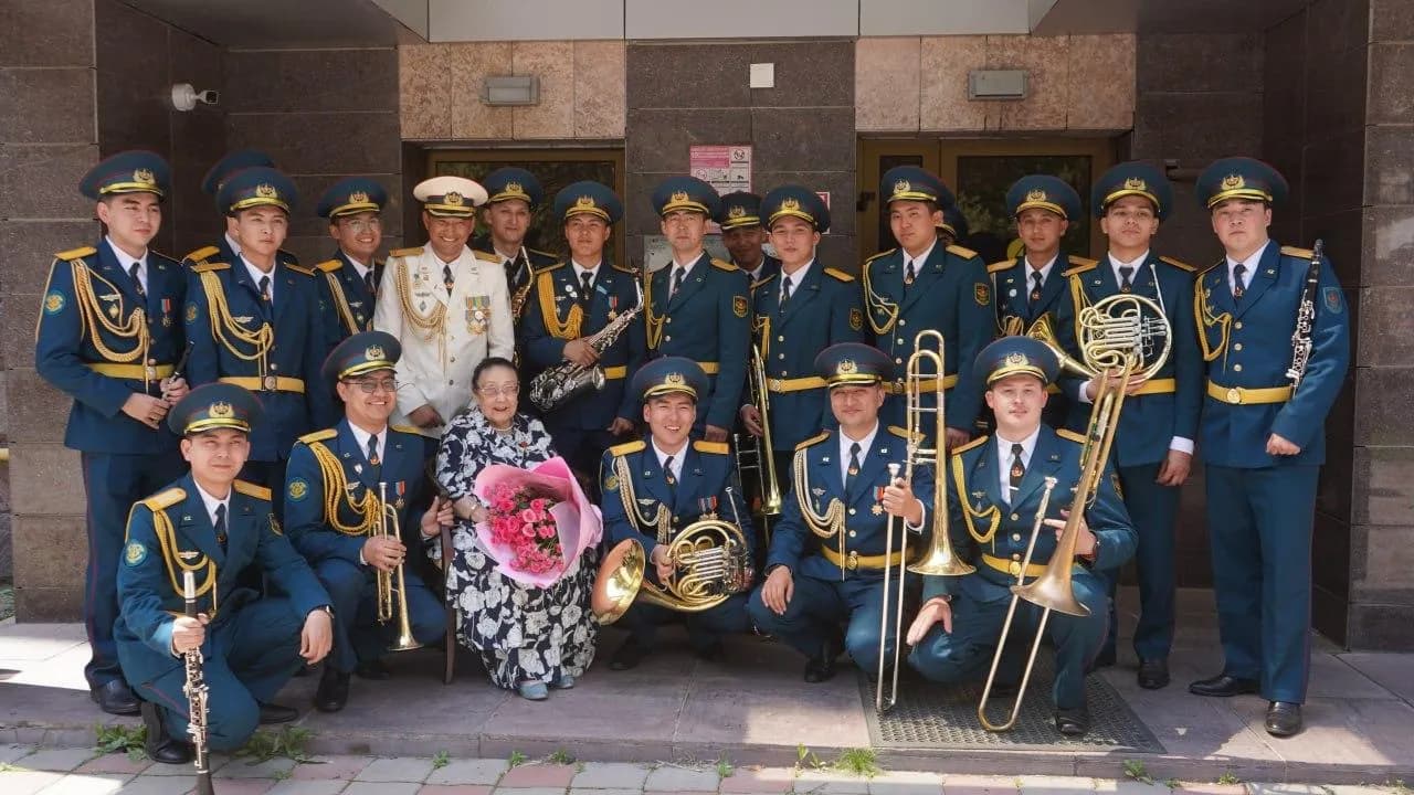 Алматы өңірлік гарнизонының әскери қызметшілері Бибігүл Төлегенованы Ұлы Жеңіс мерекесімен құттықтады