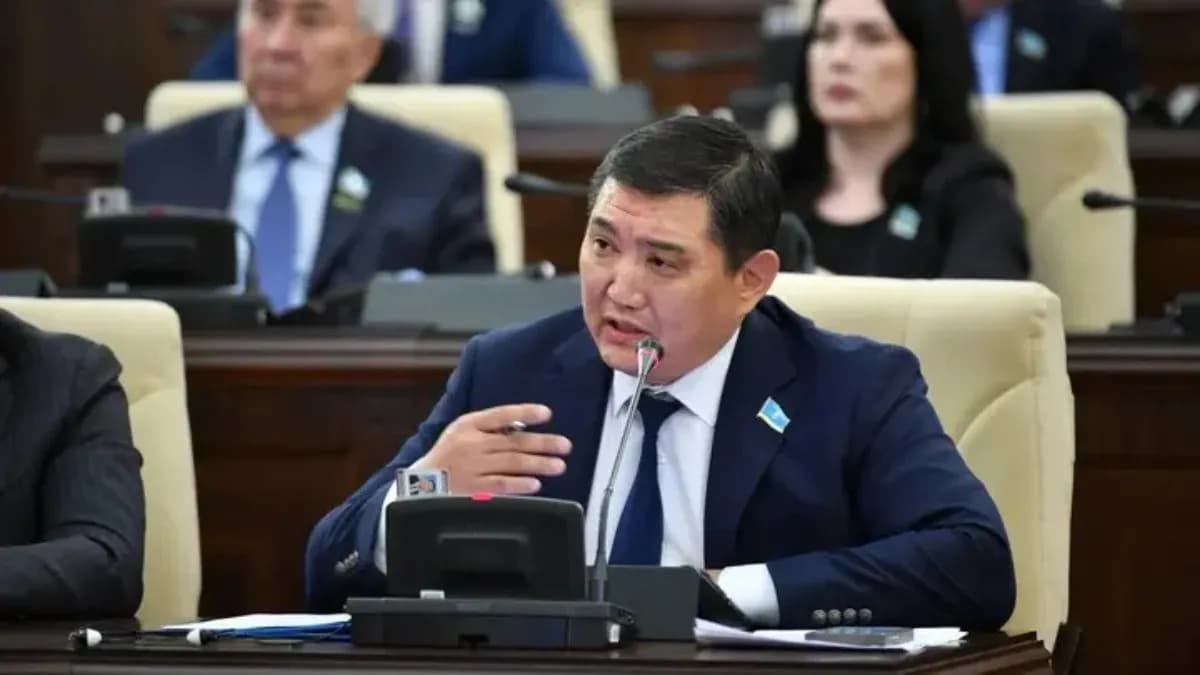 «900 мың теңгеден аса аламын»: Депутат Базарбек жалақысының өмір сүруге жетпейтінін айтты
