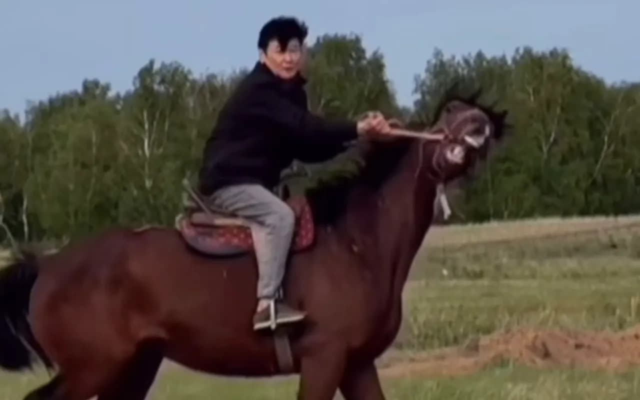 «Өкше сүйегі шытынап кеткен»: Қыдырәлі Болманов аттан құлады