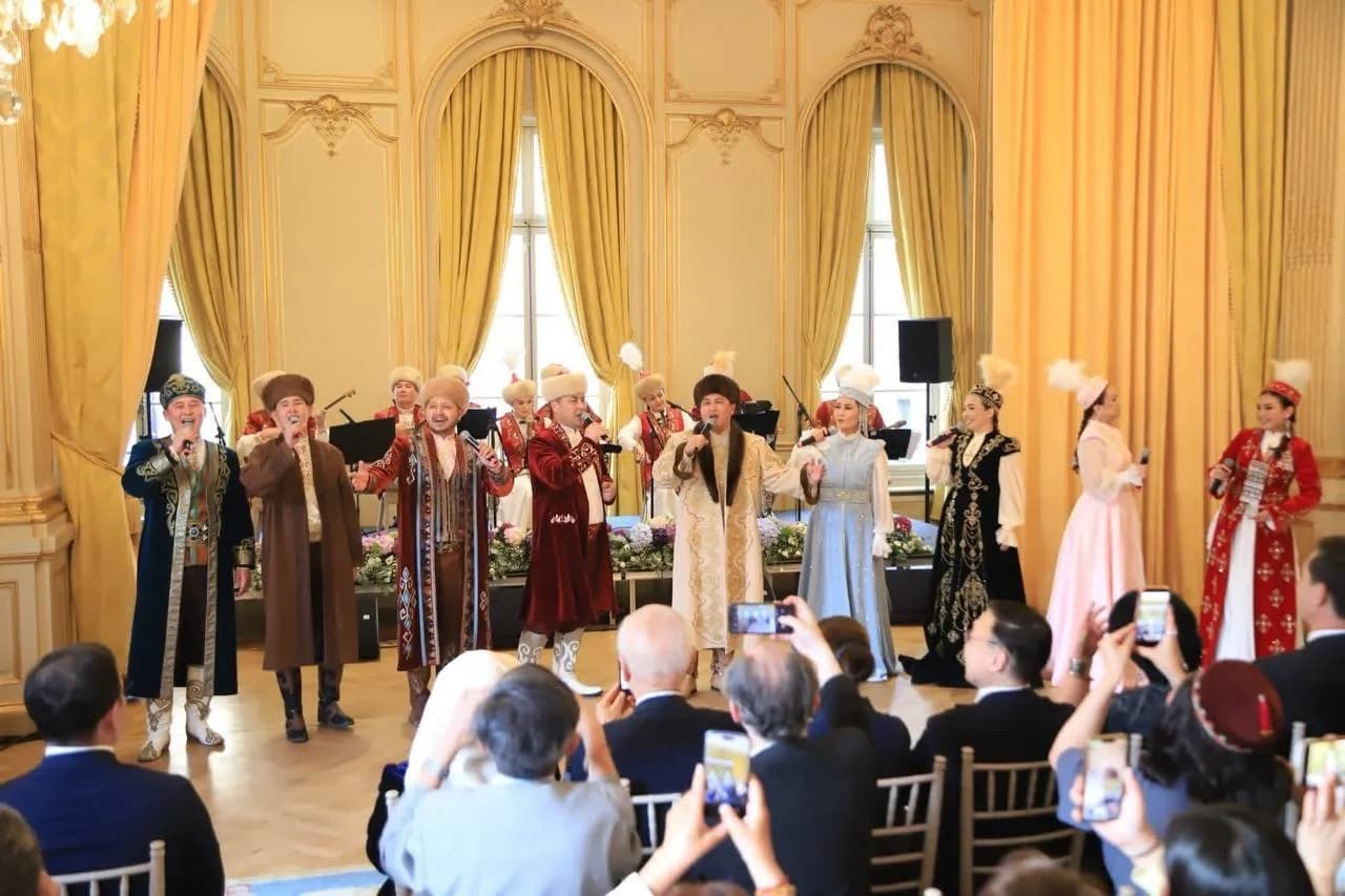 Париждегі қазақ мәдениеті: Сыр өңірінің өнерпаздары концерт берді