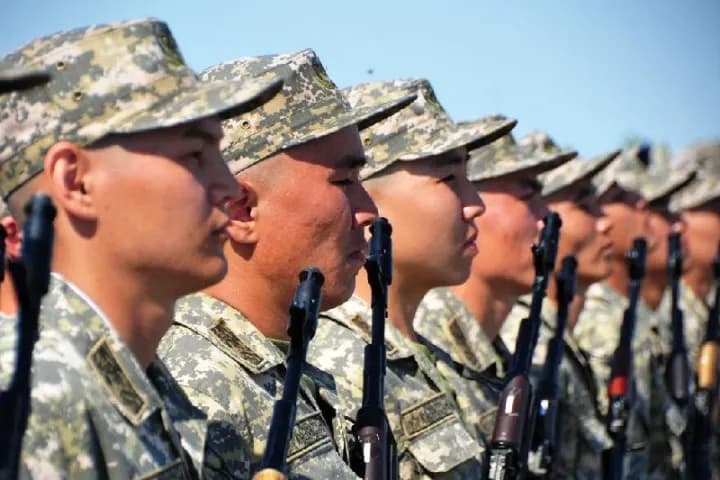 Әскерге ақша төлеп, бармауға болады: Қорғаныс министрлігі жас жігіттер үшін маңызды мәлімдеме жасады