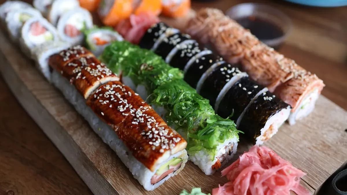 В Боралдае приостановили работу Sushi Time после массового обращения жителей за медпомощью