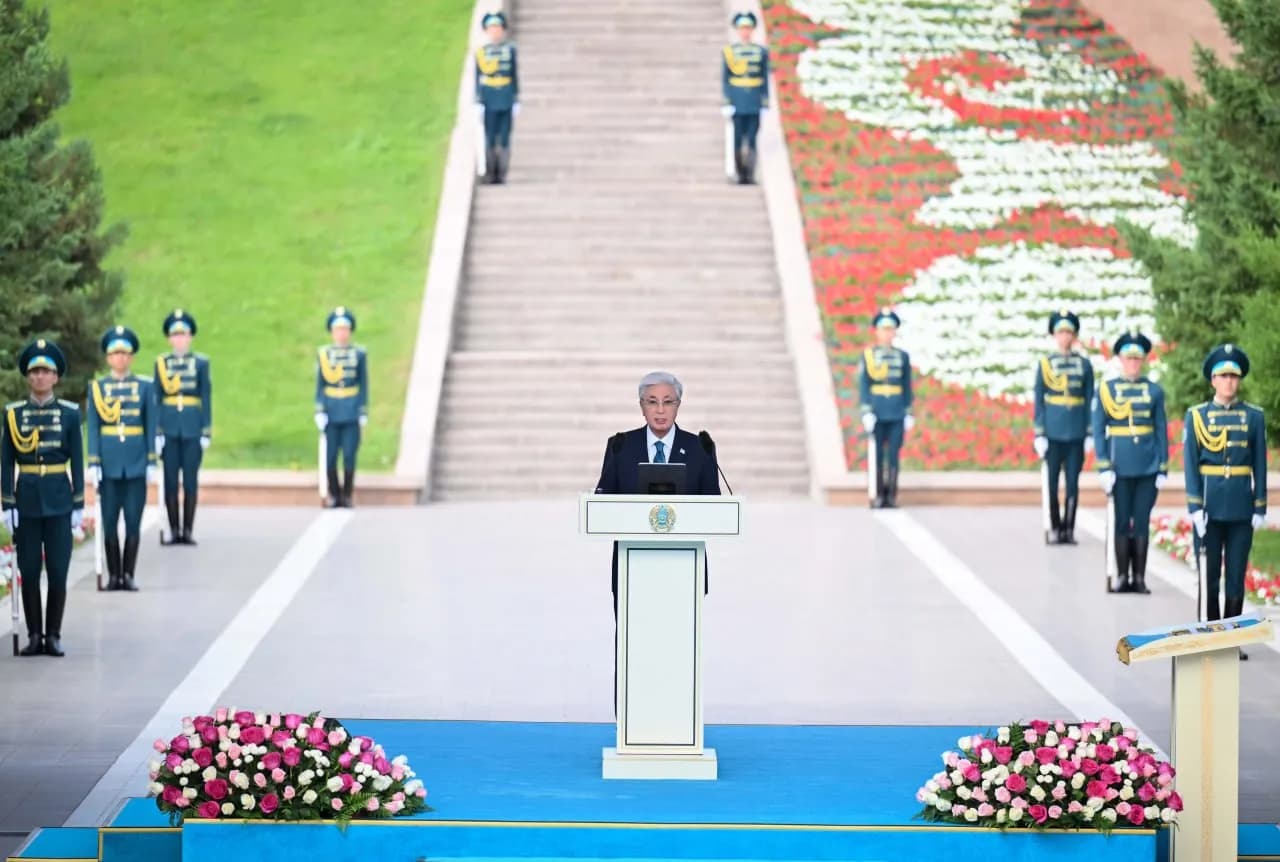 Президент Мемлекеттік ту көтеру рәсіміне қатысты