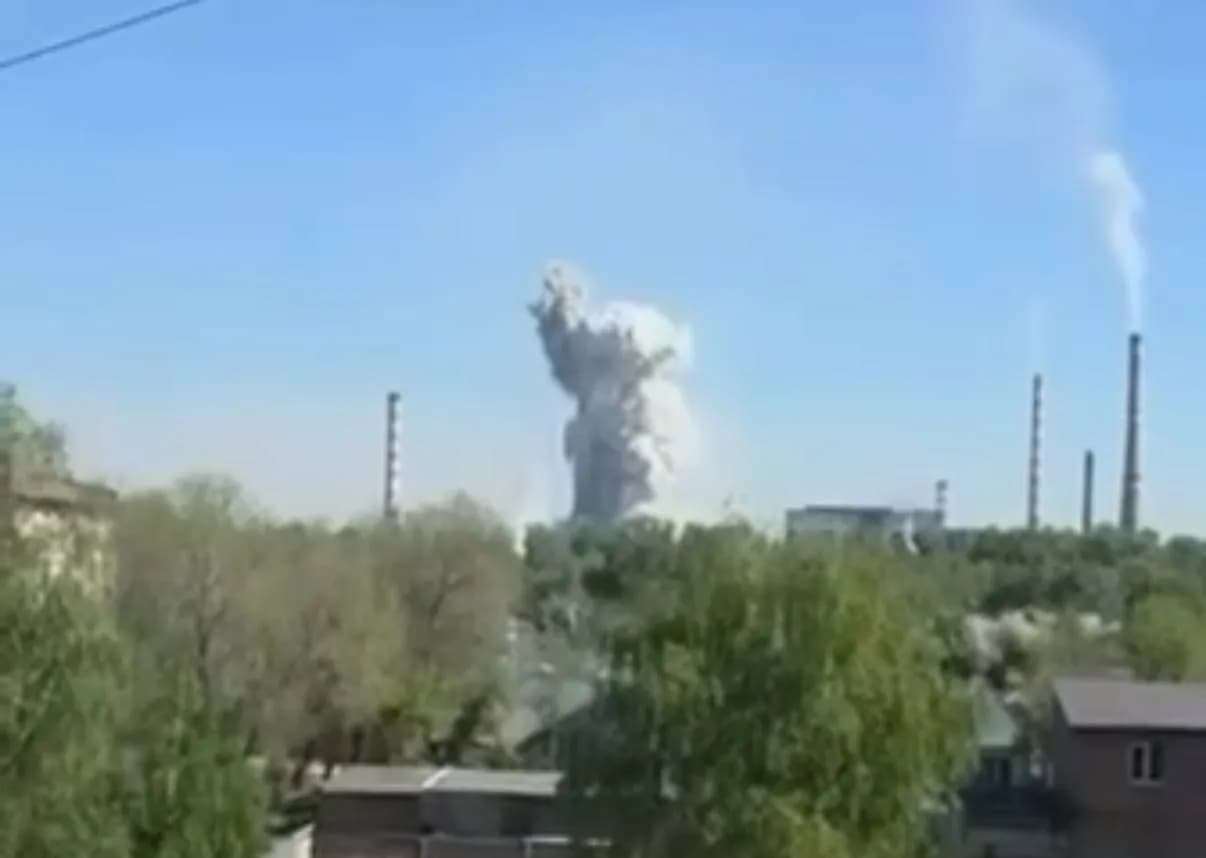 Өскемендегі зауытта жарылыс болды: құрылымның бір бөлігі опырылды