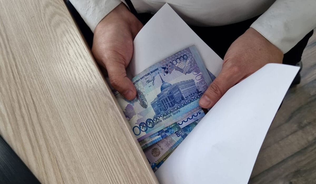 ШҚО-да басқарма бөлімінің бастығы әскерге барушылардан пара алған