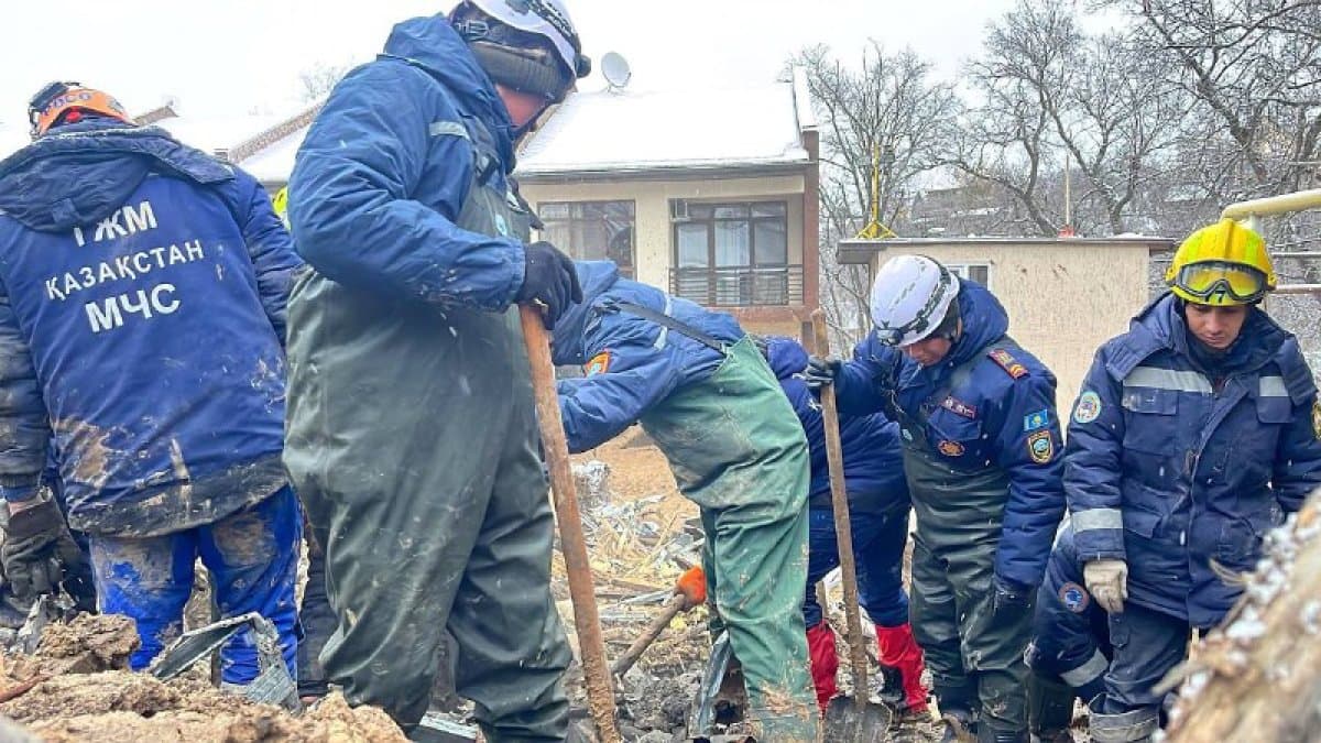 Алматыдағы лай көшкіні: үйіндінің астынан 17 жастағы бозбаланың денесі табылды
