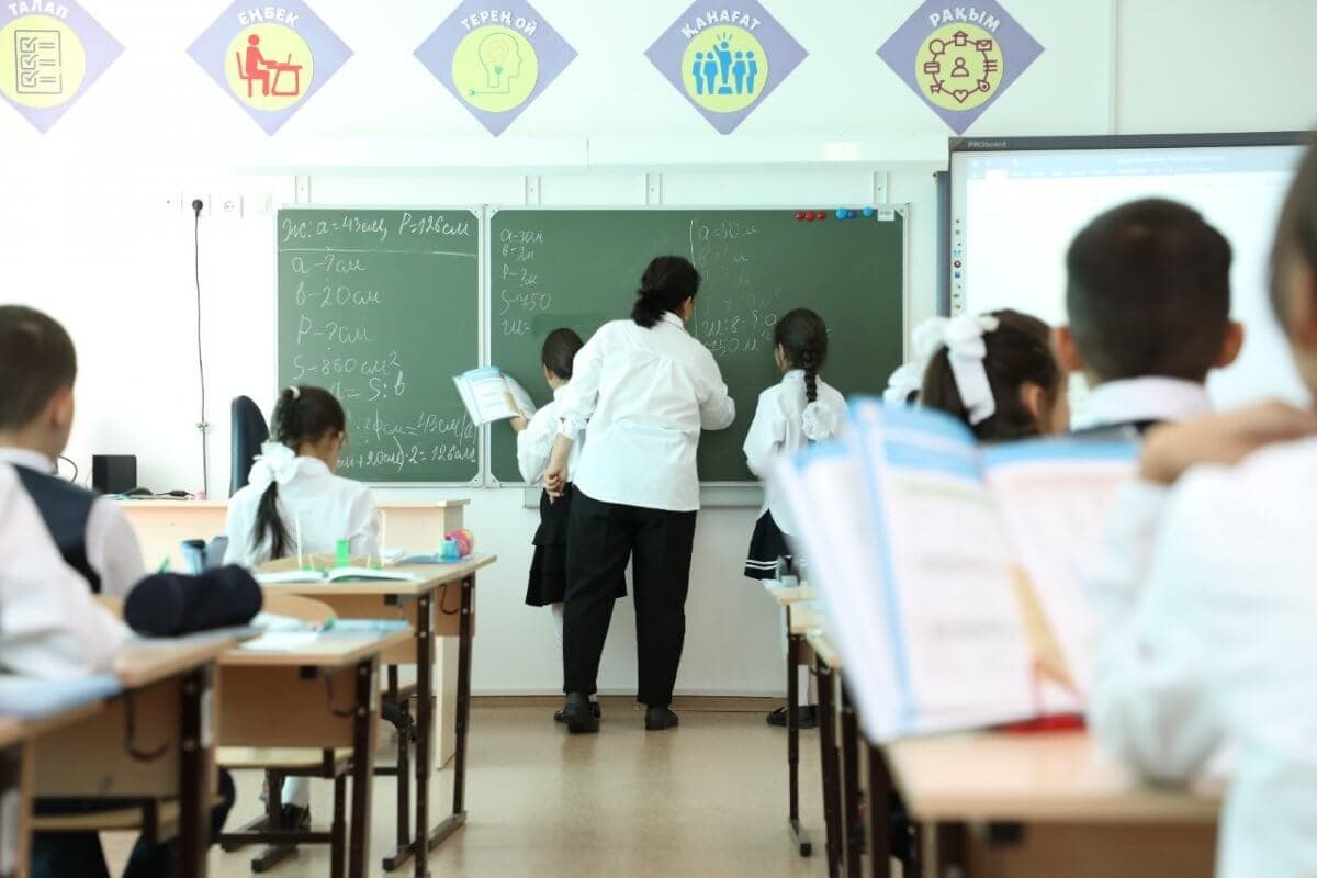 Балаларды қорлаған мұғалімдерге 200 мың теңгеге жуық айыппұл салынады - вице-министр