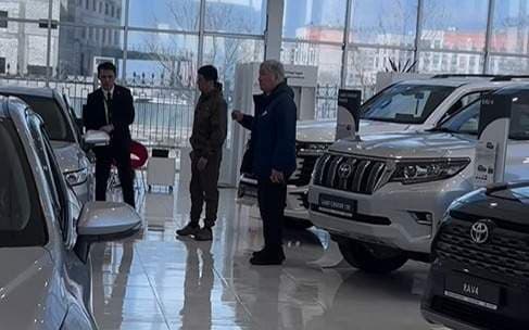 Атыраулық шенеунік халық су тасқынымен алысып жатқанда автосалонда көлік қарап жүрген