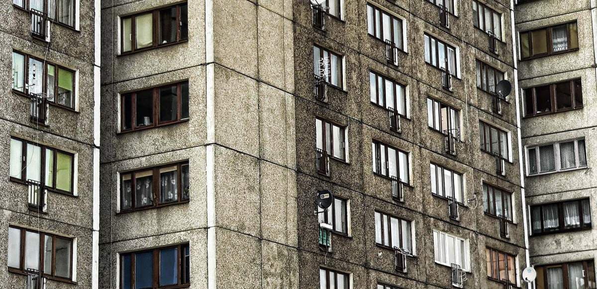 Павлодарда 4 жасар қыз бесінші қабаттан құлап кетті