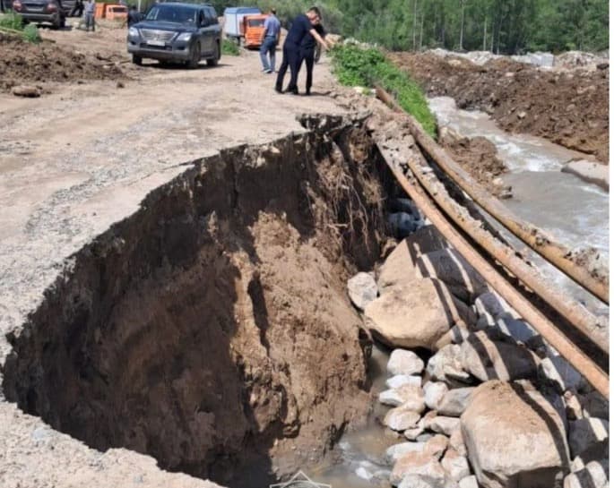 Алматы қаласындағы Ақсай бөгетіне жақын автожолды топырақ басып қалды