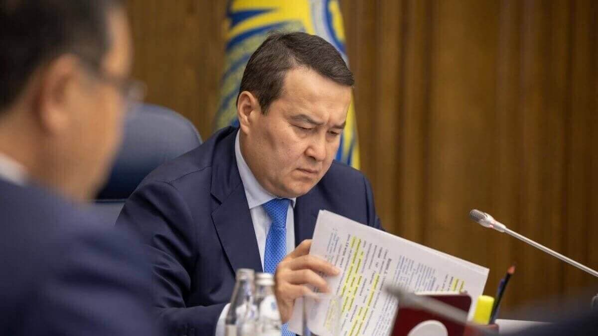 «ҚТЖ қарызға батып жатқанда сіз үкімет басқардыңыз». Әлихан Смайылов депутаттың сұрағына жауап берді