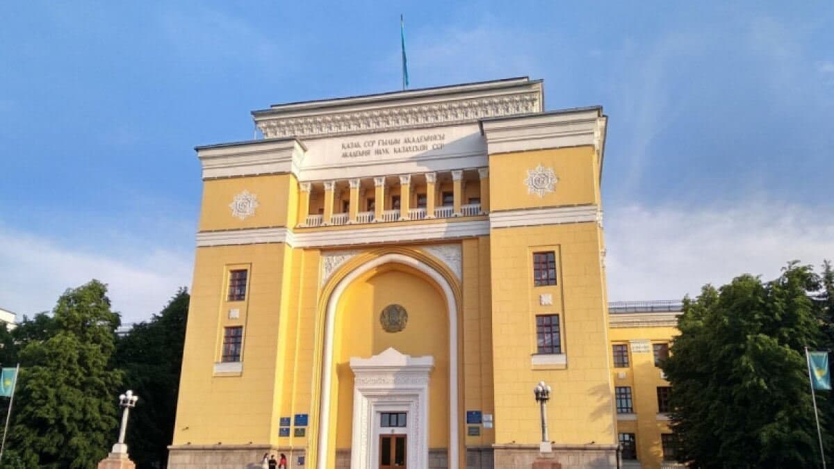 Академиктер министр Саясат Нұрбекті айыптады