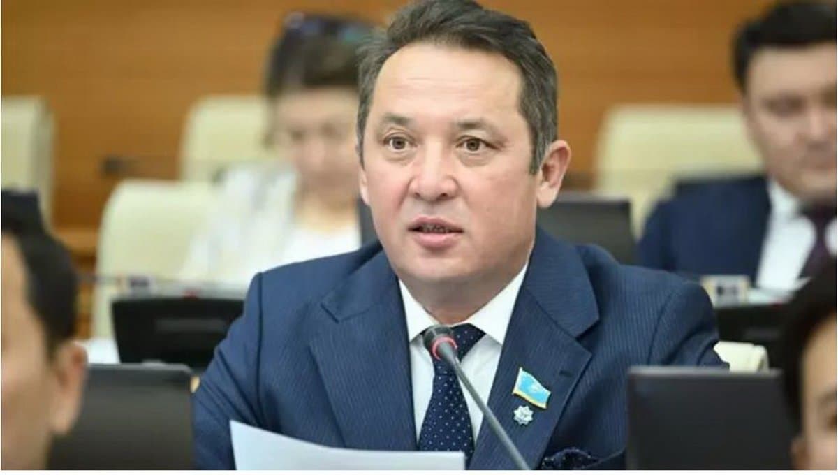 «Депутат мәртебесіне сай емес»: Асқар Садықов Парламенттен қуылды