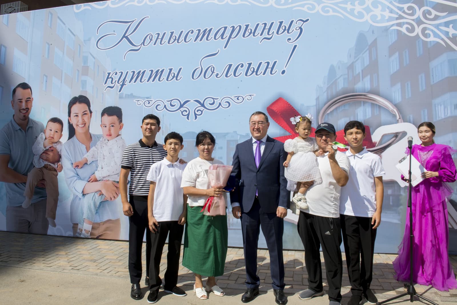 Конституция күніне орай Алматы облысының әкімі Қонаев қаласындағы 85 отбасыға жаңа пәтер кілттерін табыстады