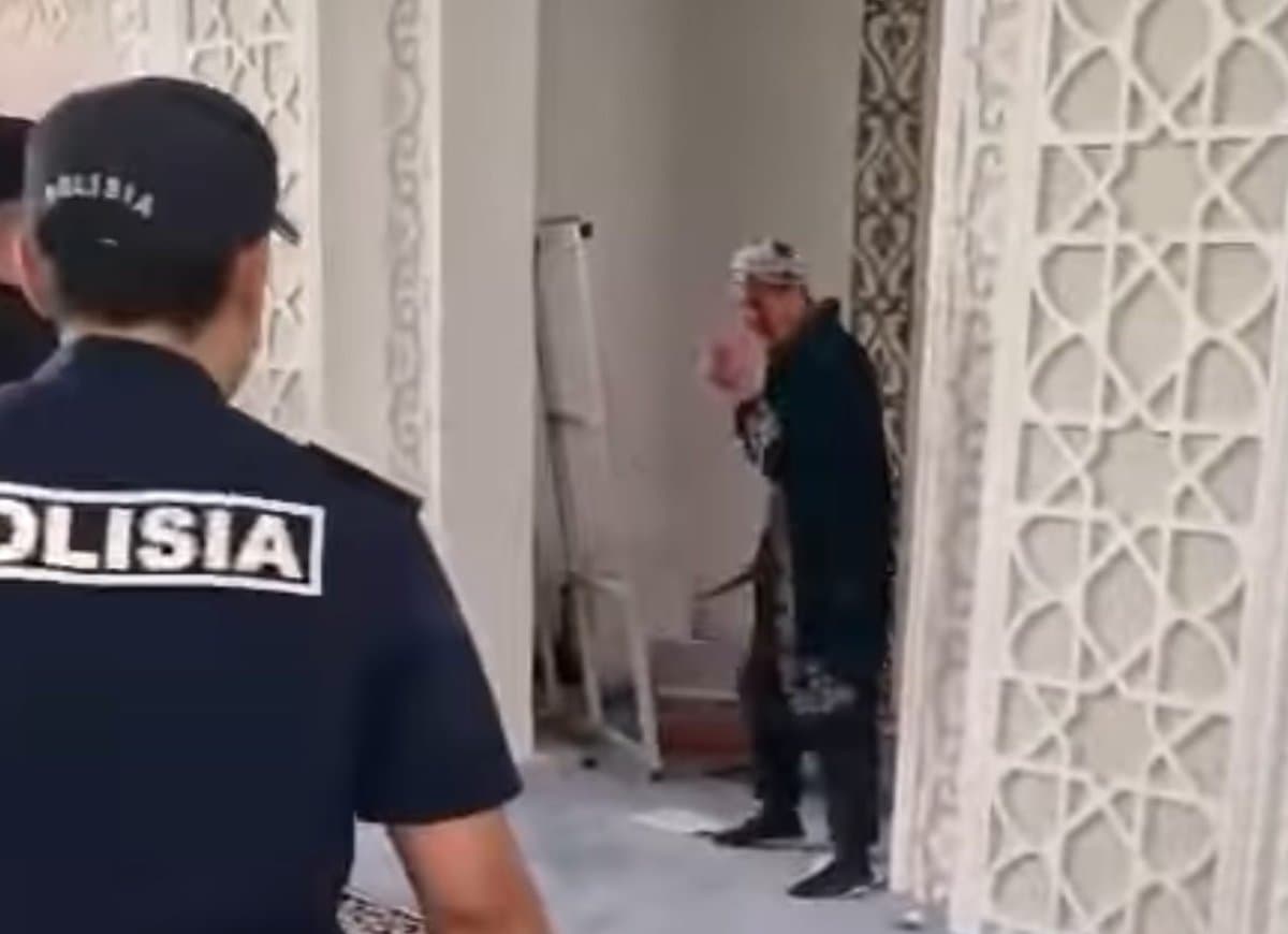 Астана мешітінде намазхан өзін пышақтап тастады (ВИДЕО)