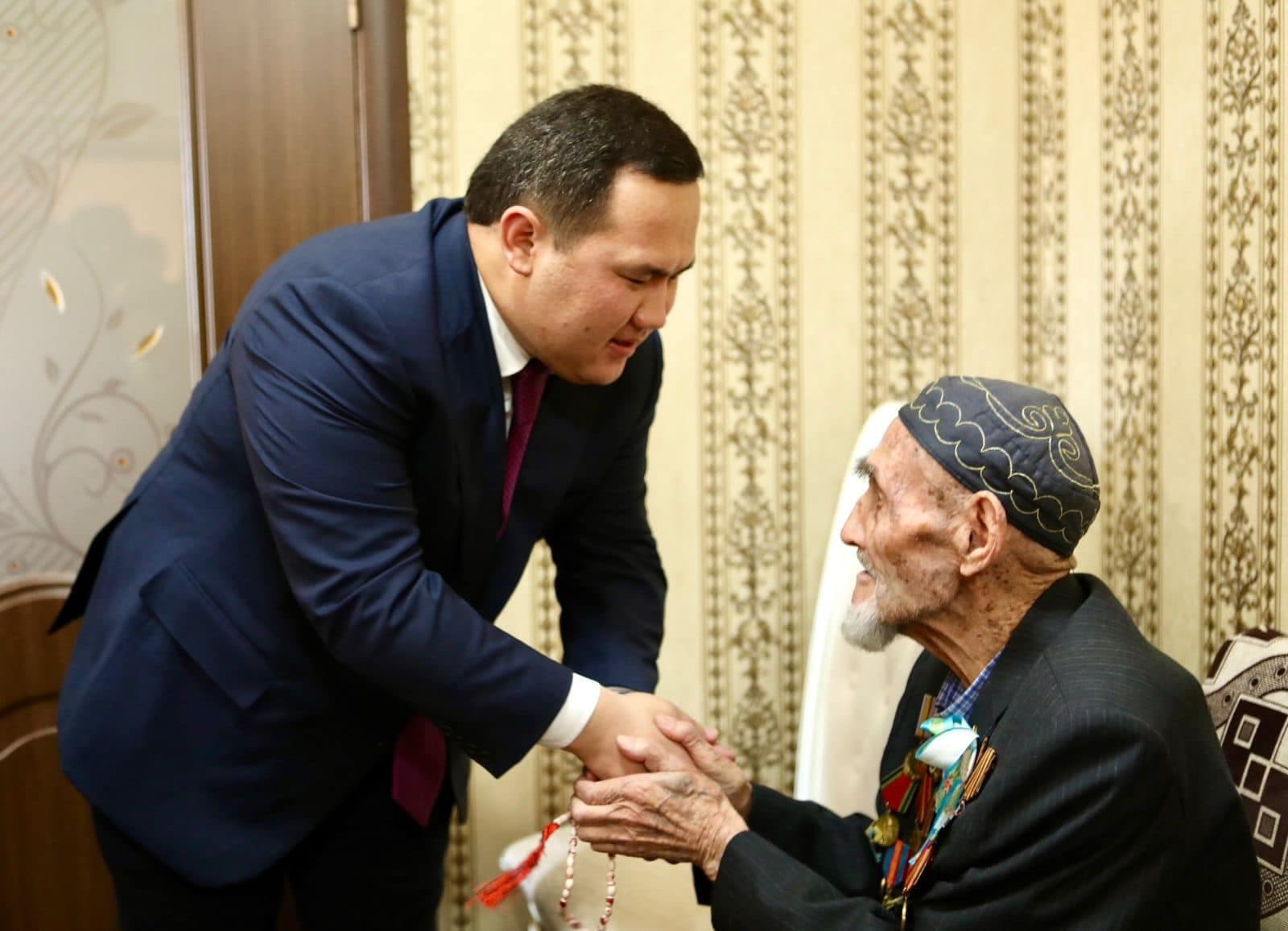 Бабалар ерлігі мәңгілік есте: Түркістан әкімі Рейхстагқа шабуыл жасаған қартқа құрмет көретті