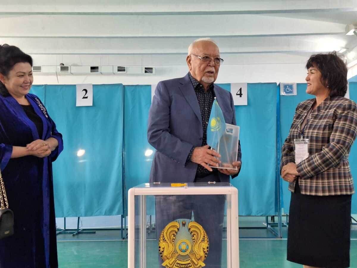 Асанәлі Әшімов референдумда дауыс берді