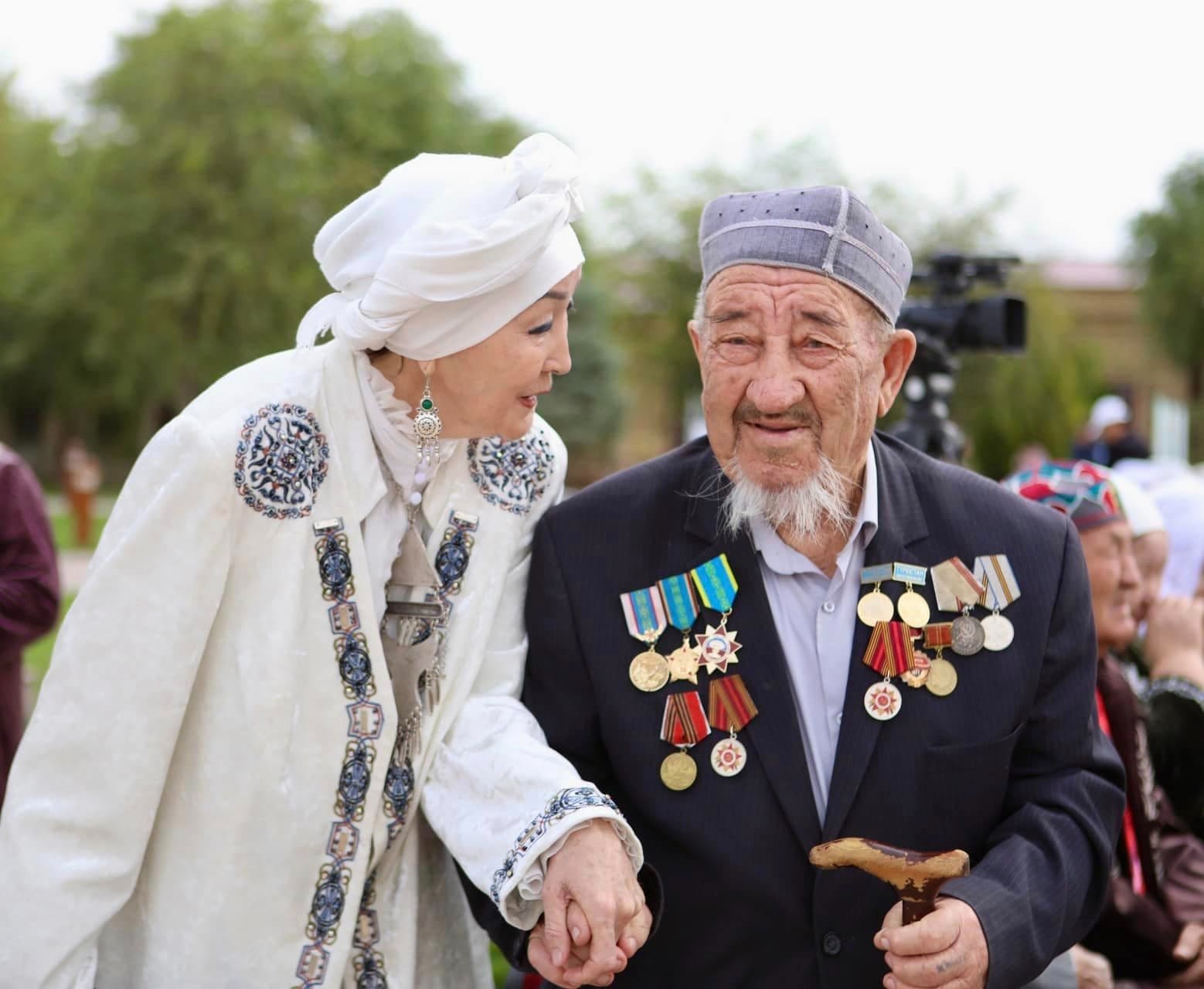 Ардагерлерге құрмет: Түркістан қаласында 16 224 қарт адам өмір сүріп жатыр