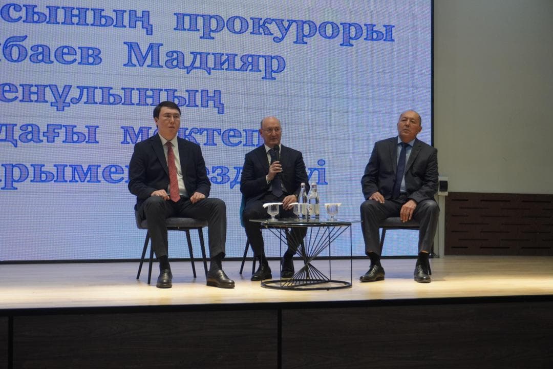 Жетісу облысының прокуроры Жаркентте жоғары сынып оқушыларымен кездесу өткізді
