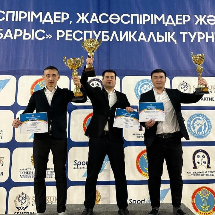 Қазақ күресінен түркістандық балуандары қос турнирде топ жарды