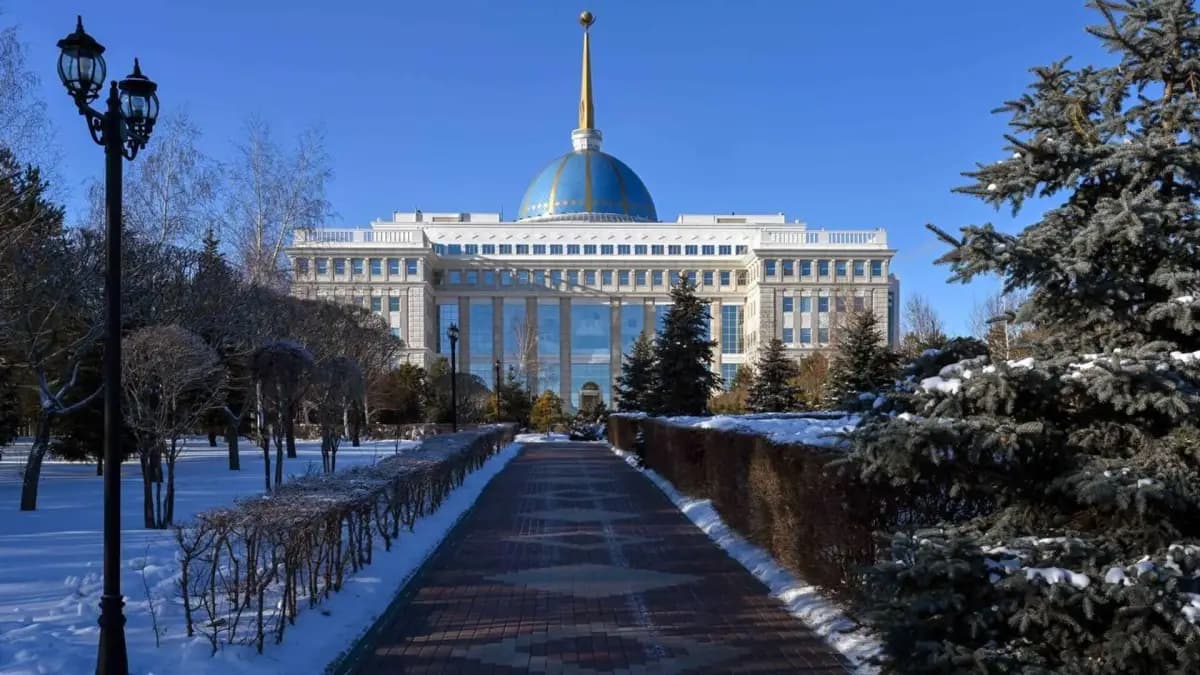 «Қалай күн көреміз?»: Шымкентте ұстаздар небәрі жүз мың теңге ғана жалақы алулары мүмкін