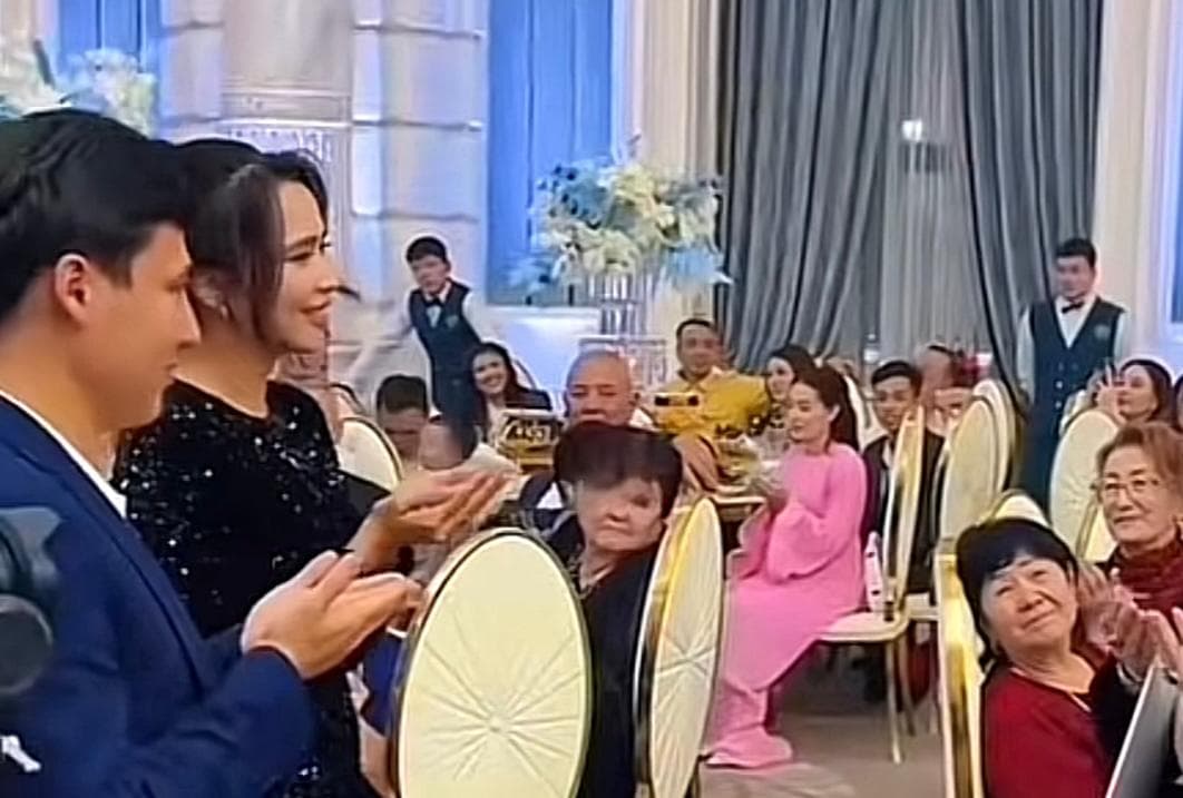 «Не десе де, ләббай»: Тойда күйеуін тыңдаған танымал журналист ұтысқа қарық болды (ВИДЕО)