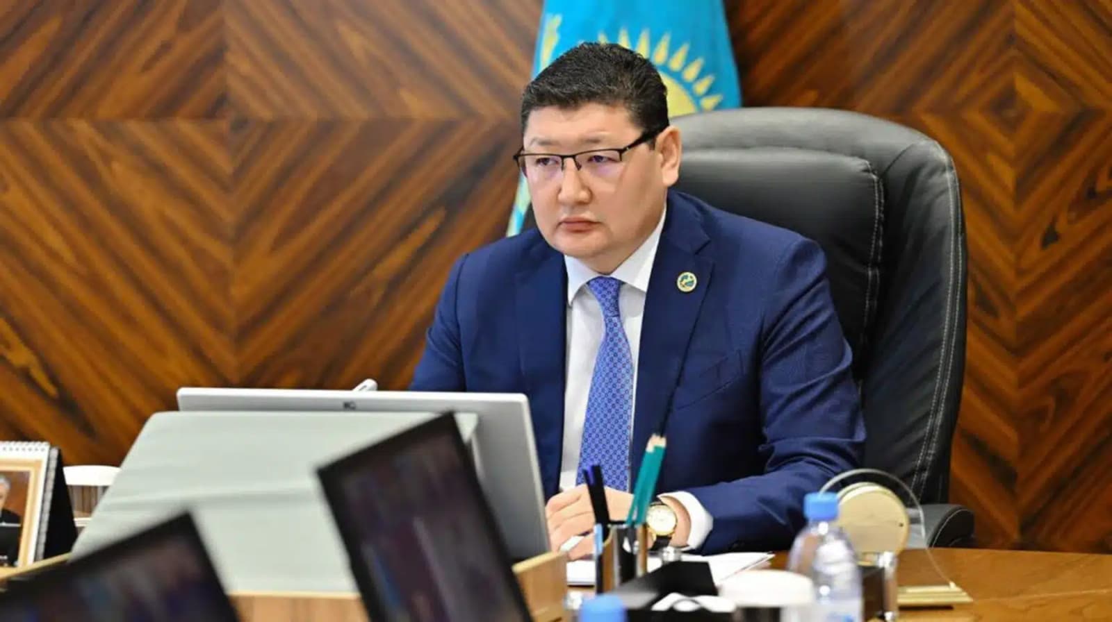 Берік Уәли Семейдегі мектеп оқушылары арасындағы жанжалға байланысты жиын өткізді