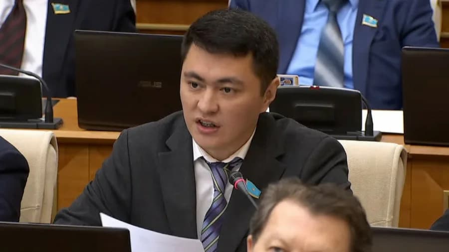 «Асханада адам басына 20 мың теңге төлейсің»: Депутат адам өлімінен молдалардың бизнес жасап отырғанын айтты
