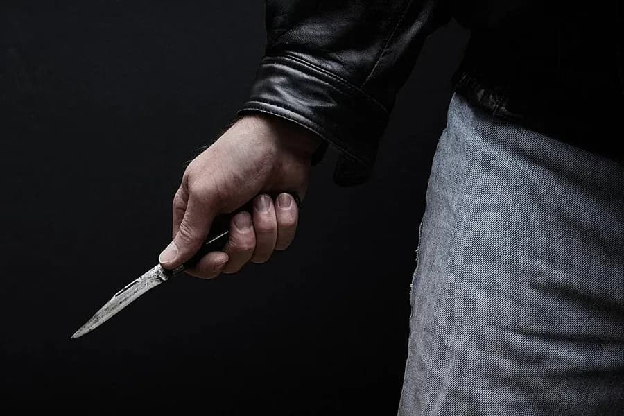 Талдықорғанның тексіздері: бір топ адам жас жігітті мойнынан пышақтап кетті (ВИДЕО)