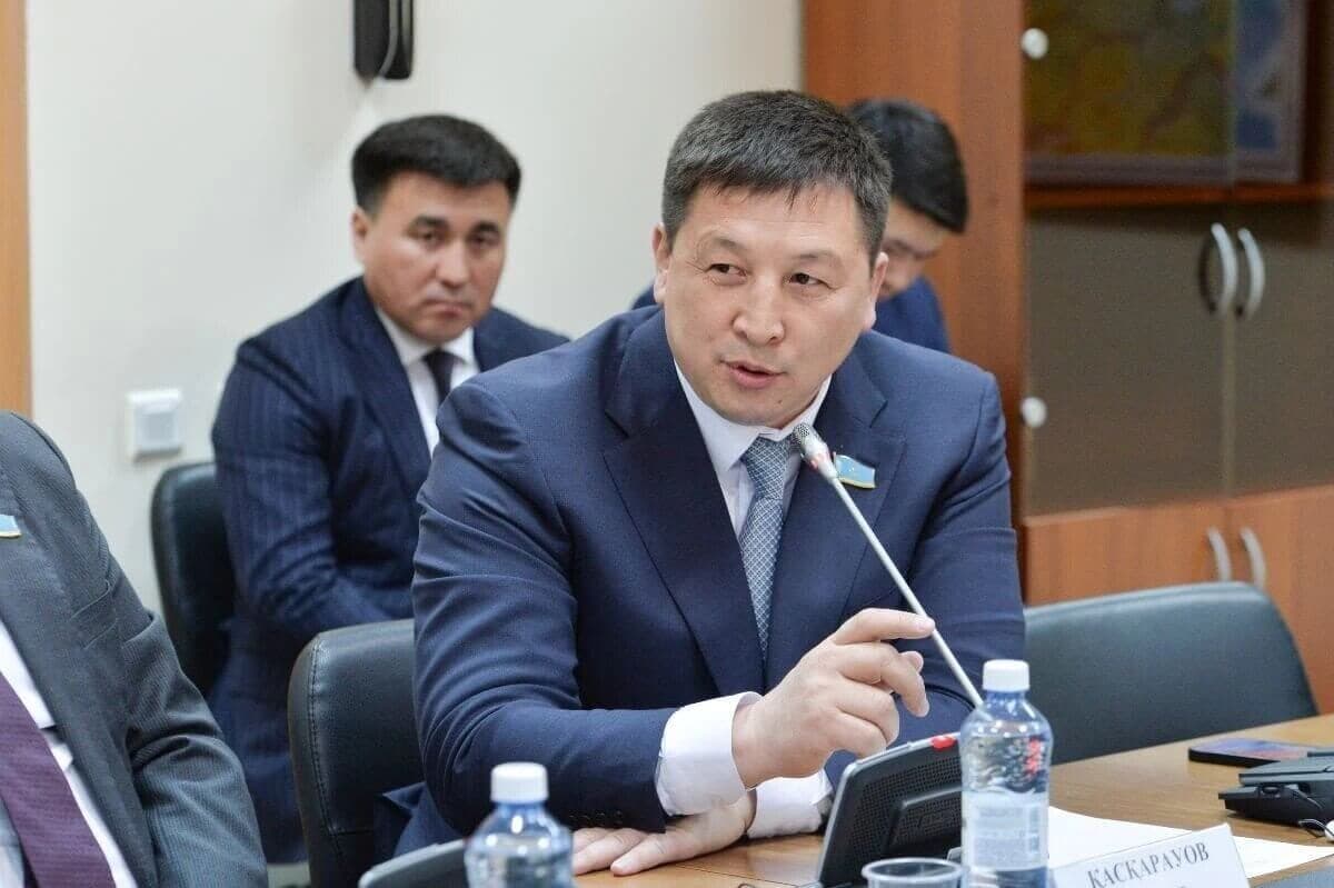 Әсет Бейсеуов, Смағұл Елубай оқыған: депутат Қасқарауов парламентте Алматыдағы оқушылардың мүшкіл халін көтерді