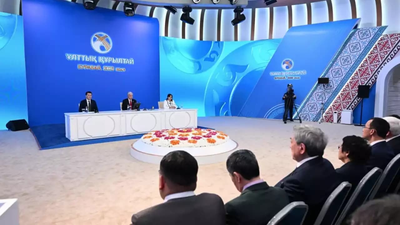 78 жаста қайдағы "болашақ"?: Президент зейнеткердің мемлекеттің ақшасына шетелге оқуға кеткенін сынға алды