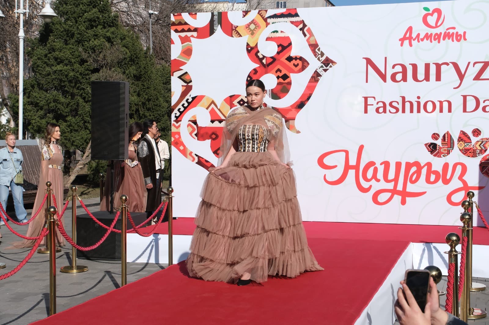 Nauryz Fashion Day: Алматыда ұлттық киім көрсетілімі өтті