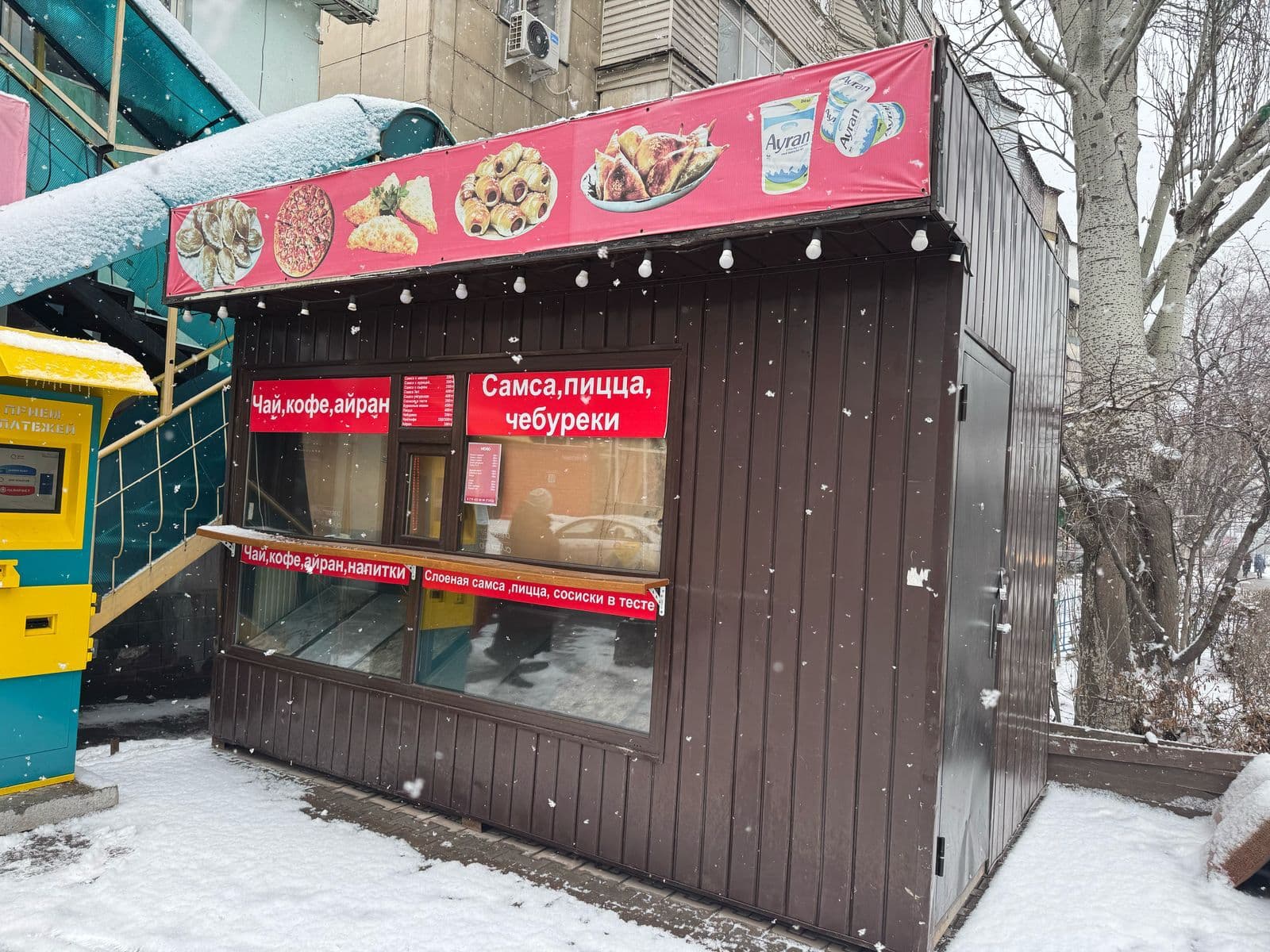 Алматы әкімінің тапсырмасымен Медеу ауданында 13 заңсыз дүңгіршек сүрілді