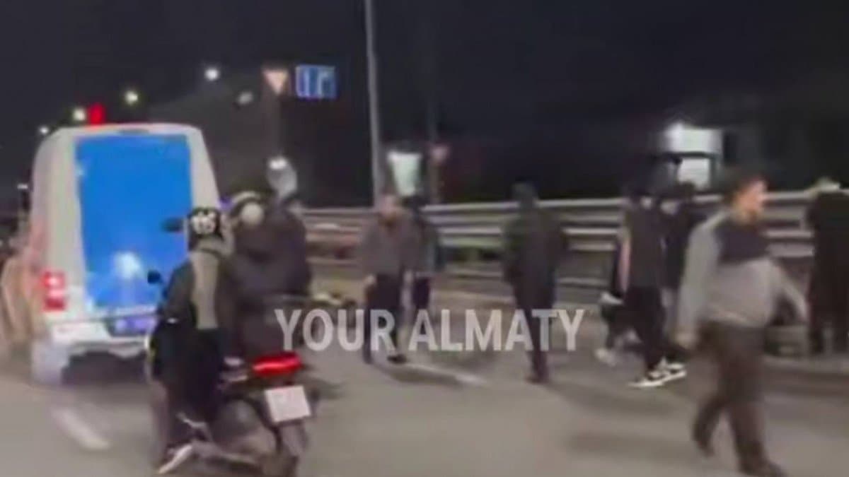 Алматыда мотоциклист көлікке соғылып, жол жиегіндегі екі адамды қағып кетті (ФОТО)