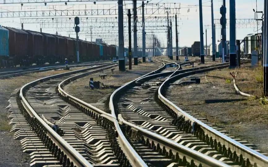 Семейдегі қайғылы оқиға: Жүк пойызы жолдан өтпек болған әйелді басып кетті
