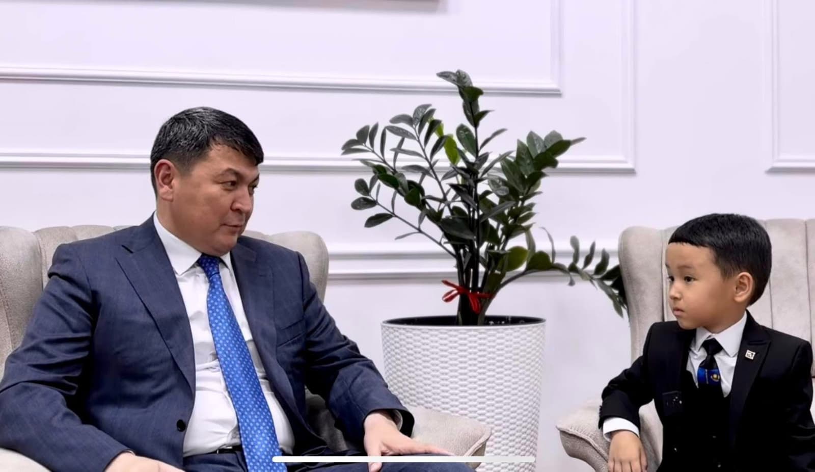 Алты жасар бүлдіршін Түркістан облысы әкімінің орынбасары Нұрбол Тұрашбековтің қабылдауында болды