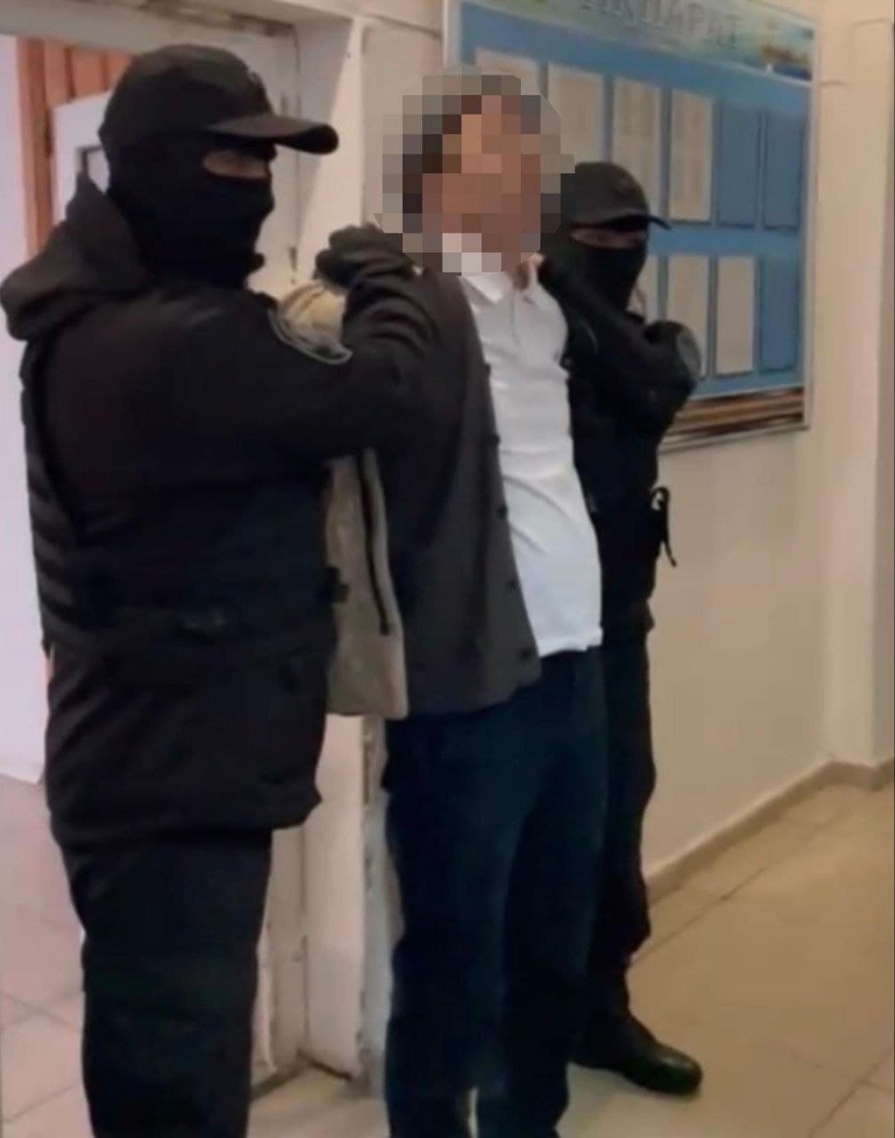 Арқалықта блогер өзіне ақша қарыз болғандарды зорлаған