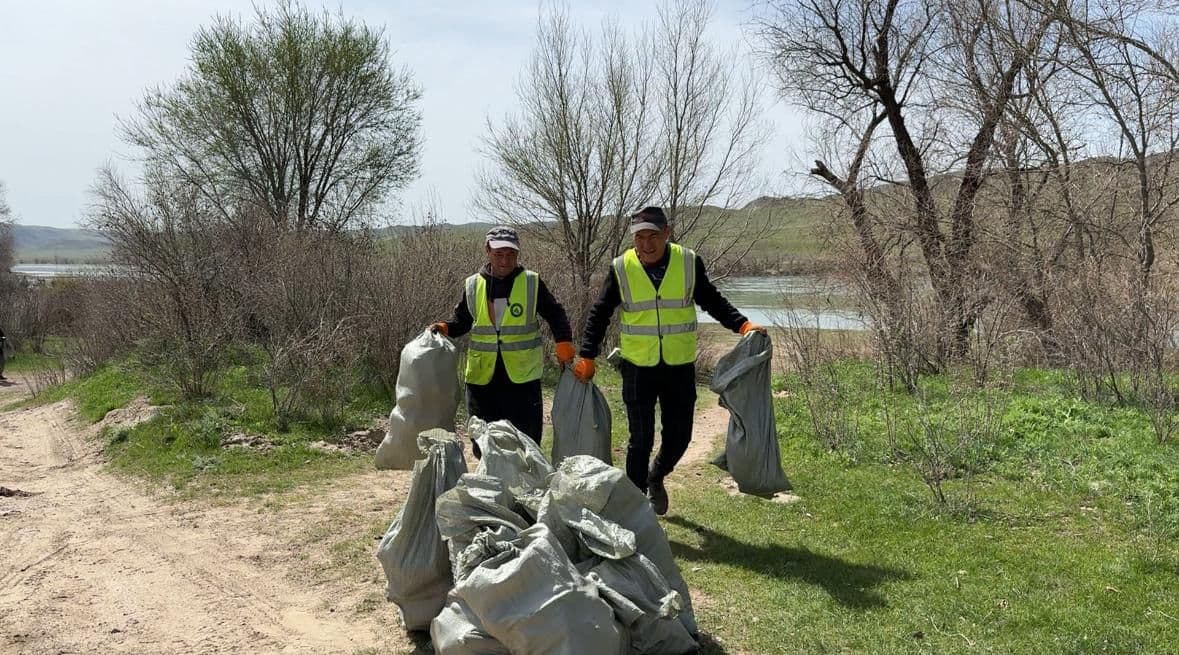 «Жастар елін, жерін сүйіп өсу керек»:  Алматы облысында еріктілер Іле өзенінің бойын тазалап шықты